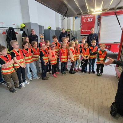 FW-OE: Was für ein cooles Event - Begeisterung bei den "LöschKids Heinsberg" beim Besuch der Berufsfeuerwehr Siegen