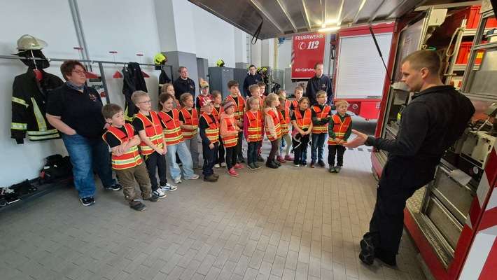 FW-OE: Was für ein cooles Event - Begeisterung bei den "LöschKids Heinsberg" beim Besuch der Berufsfeuerwehr Siegen