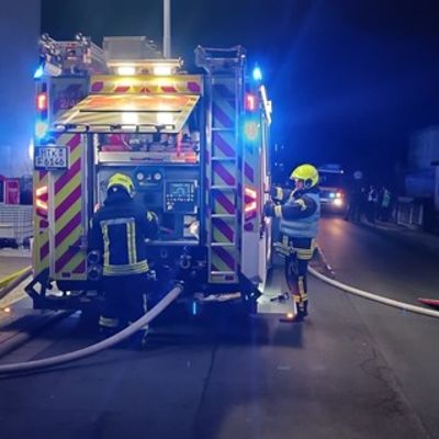 Feuerwehr MTK: Ausgedehnter Brand in Gewerbeobjekt in Hattersheim am Main - Feuer gelöscht, Nachlöscharbeiten dauern an