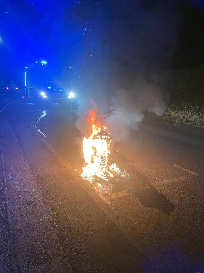 FW-EN: Wetter - Brand eines Kleinkraftrades in der Nacht