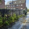 FFW Schwalmtal: Heckenbrand greift auf Holzzaun über - Feuerwehr verhindert Ausbreitung
