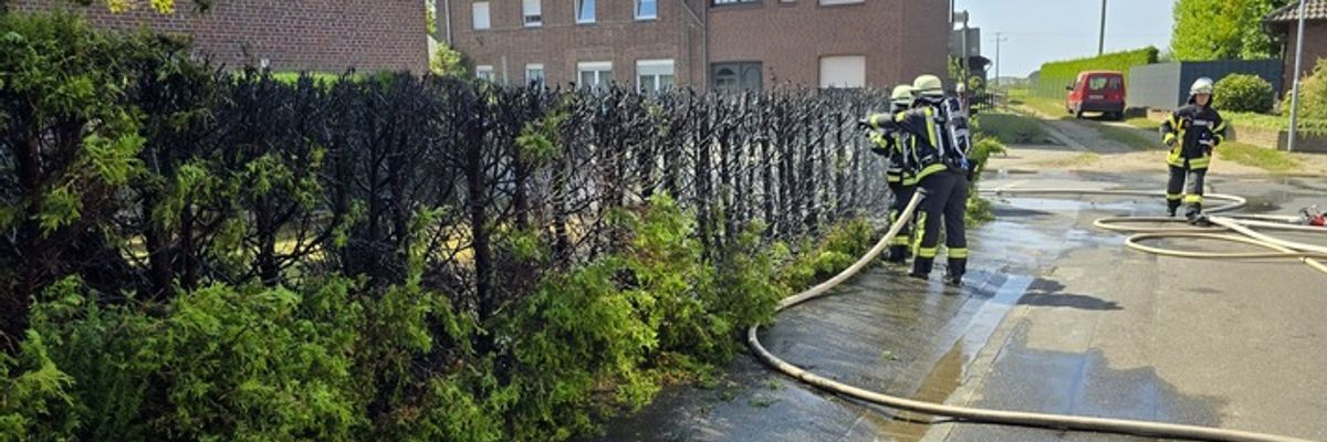 FFW Schwalmtal: Heckenbrand greift auf Holzzaun über - Feuerwehr verhindert Ausbreitung