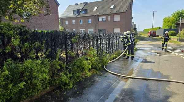 FFW Schwalmtal: Heckenbrand greift auf Holzzaun über - Feuerwehr verhindert Ausbreitung