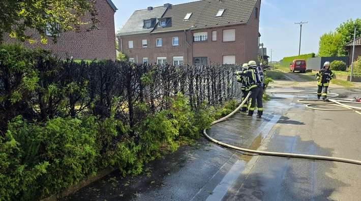 FFW Schwalmtal: Heckenbrand greift auf Holzzaun über - Feuerwehr verhindert Ausbreitung