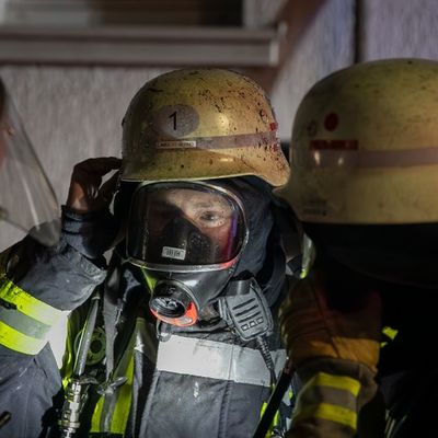 FW LK Neunkirchen: Rauchsäule weist Feuerwehr den Weg - Mehrparteienhaus nach Brand unbewohnbar