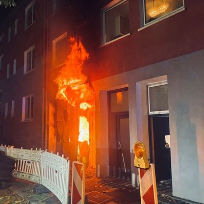 FW-E: Nächtlicher Brand in einem Mehrfamilienhaus - zehn Personen in Notunterkunft untergebracht