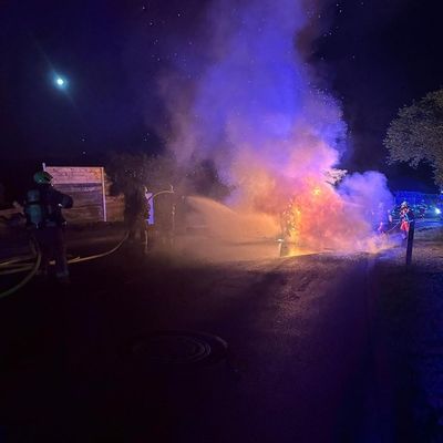 FW-Velbert: Schwerer Verkehrsunfall mit Fahrzeugbrand - eine Person schwer verletzt