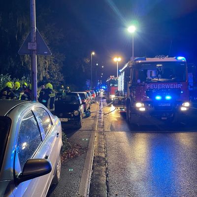 FW Bergheim: ABSCHLUSSMELDUNG: Kellerbrand in Mehrfamilienhaus - Mehrere verletzte Feuerwehrleute und eine verletzte Bewohnerin. Schwierige Brandbekämpfung
