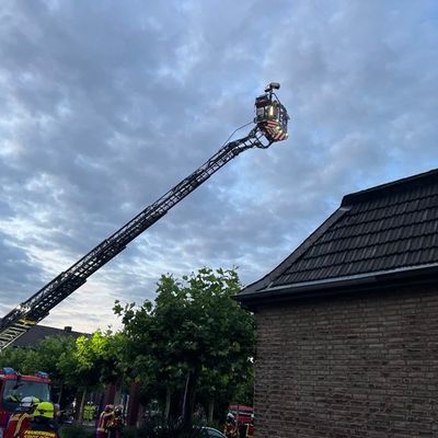 FW Düren: Brand greift auf Wohnhaus über