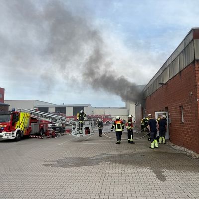 FW-AUR: Brennende Transporter in Hallenkomplex