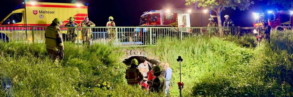 FW-OLL: Frau verletzt sich schwer bei Sturz in Entwässerungskanal