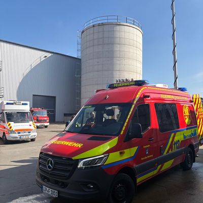 FW Horn-Bad Meinberg: Brand in Förderanlage eines holzverarbeitenden Betrieb am Ostermontag - aufwendige Löschmaßnahmen dauern 5 Stunden