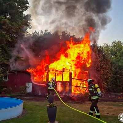 FW Rösrath: Brennendes Gartenhaus und ausgelöster Kohlenstoffmonoxidmelder am Dienstagabend