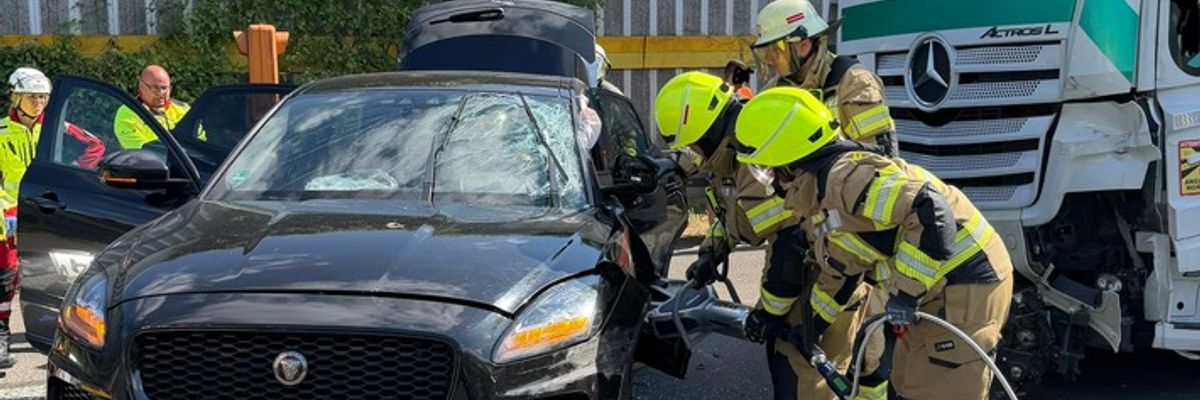 FW Kamen: Verkehrsunfall auf der A2 - Feuerwehr befreit eingeschlossene Person