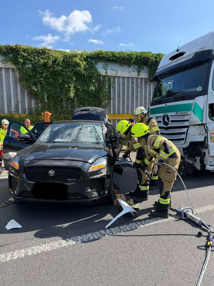 FW Kamen: Verkehrsunfall auf der A2 - Feuerwehr befreit eingeschlossene Person