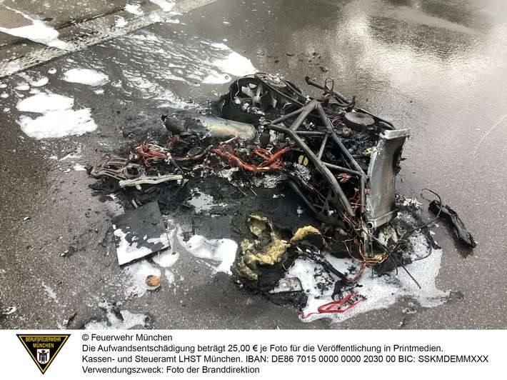 FW-M: Brennendes Motorrad auf der Autobahn (Forstenried)