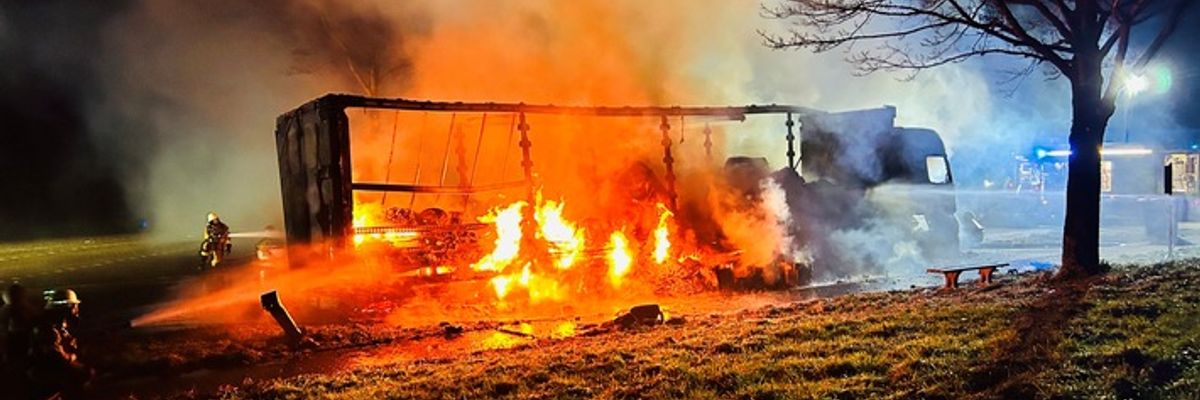 FW-HAAN: LKW-Brand auf dem Rastplatz Höfgen in der Nacht