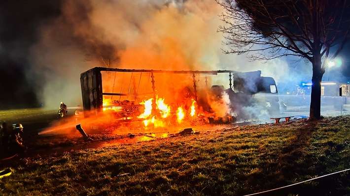 FW-HAAN: LKW-Brand auf dem Rastplatz Höfgen in der Nacht