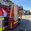 FW-LEV: Arbeitsunfall auf Baustelle - Feuerwehr rettet verletzten Arbeiter aus Baugrube