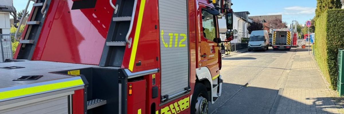 FW-LEV: Arbeitsunfall auf Baustelle - Feuerwehr rettet verletzten Arbeiter aus Baugrube