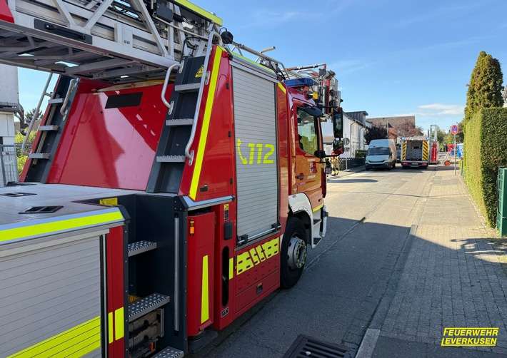 FW-LEV: Arbeitsunfall auf Baustelle - Feuerwehr rettet verletzten Arbeiter aus Baugrube