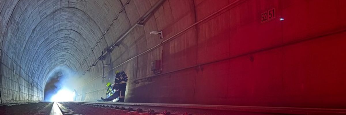 FW-OE: Großübung im Erbscheidtunnel: Feuerwehren aus Olpe und Attendorn proben den Ernstfall