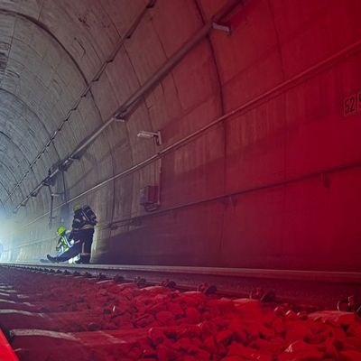 FW-OE: Großübung im Erbscheidtunnel: Feuerwehren aus Olpe und Attendorn proben den Ernstfall