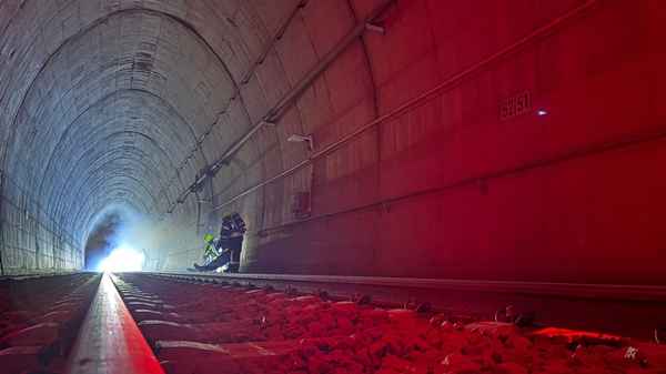 FW-OE: Großübung im Erbscheidtunnel: Feuerwehren aus Olpe und Attendorn proben den Ernstfall