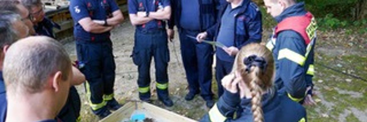 FW Kranenburg: Feuerwehr Kranenburg trainiert Vegetationsbrandbekämpfung mit praktischer Ausbildung im Reichswald und auf dem Feld