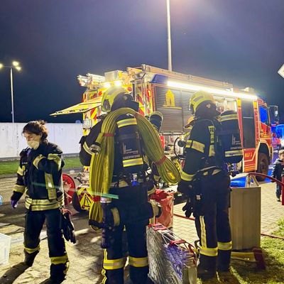 Feuerwehr MTK: Brand im 15. Obergeschoss eines Wohnhochhauses - Großeinsatz in Okriftel