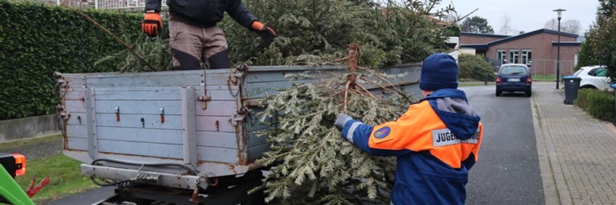FW Gangelt: Abholung der Weihnachtsbäume durch die Jugendfeuerwehr