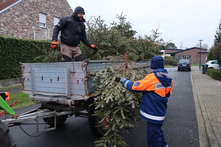 FW Gangelt: Abholung der Weihnachtsbäume durch die Jugendfeuerwehr