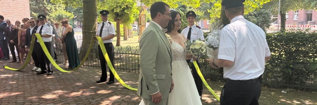 FW Tönisvorst: Kirchliche Hochzeit bei strahlendem Sonnenschein