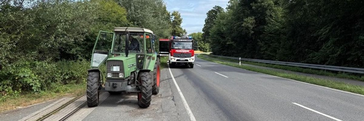 FW-Schermbeck: Traktor verliert Hydrauliköl - Ölspur
