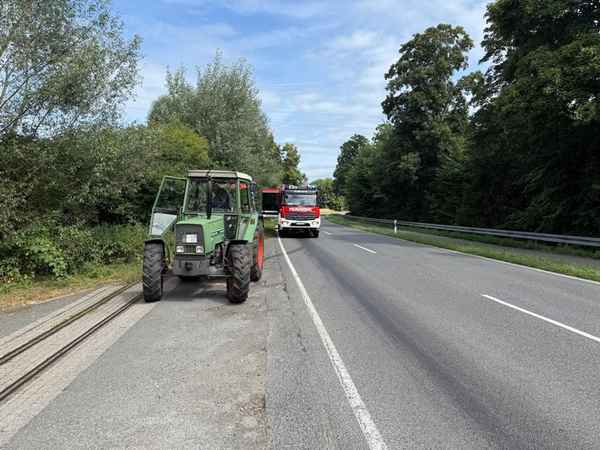 FW-Schermbeck: Traktor verliert Hydrauliköl - Ölspur