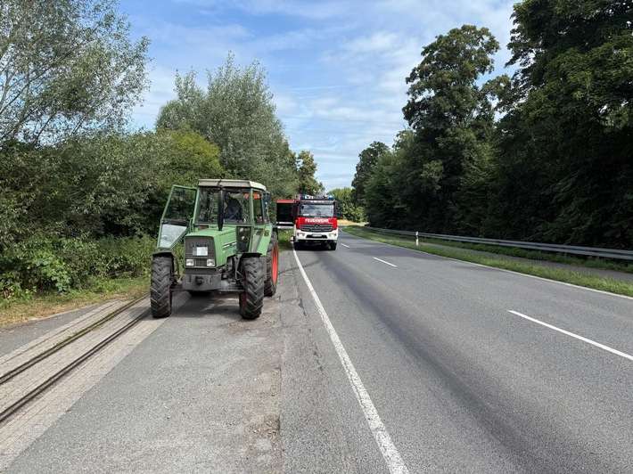 FW-Schermbeck: Traktor verliert Hydrauliköl - Ölspur