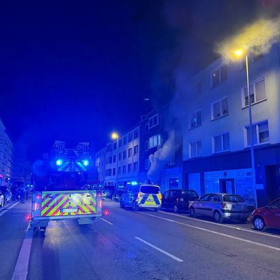 FW-GE: Zimmerbrand in einem Wohn- und Geschäftshaus in Schalke