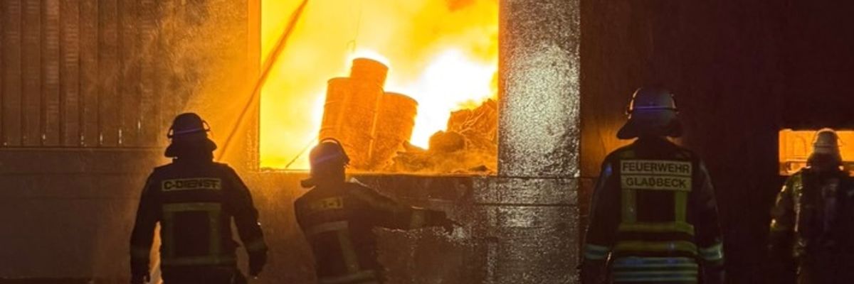 FW-GLA: Feuer in Gladbeck: Metallbrand in Industriebetrieb