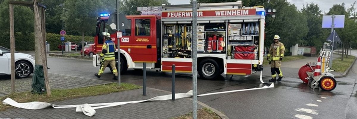 FW Weinheim: Brennender PKW in der Röntgenstraße und ausgelöste Brandmeldeanlage am Vormittag