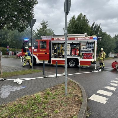 FW Weinheim: Brennender PKW in der Röntgenstraße und ausgelöste Brandmeldeanlage am Vormittag