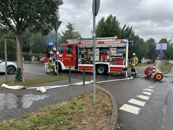 FW Weinheim: Brennender PKW in der Röntgenstraße und ausgelöste Brandmeldeanlage am Vormittag