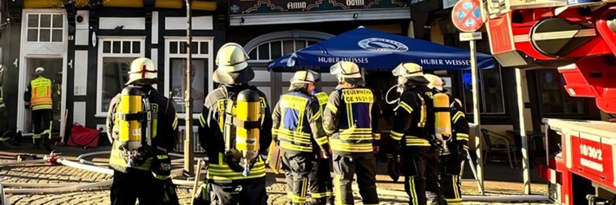 FW Celle: Starke Rauchentwicklung aus Fachwerkhaus in der Celler Altstadt - Feuer in einem Keller am ersten Weihnachtstag!