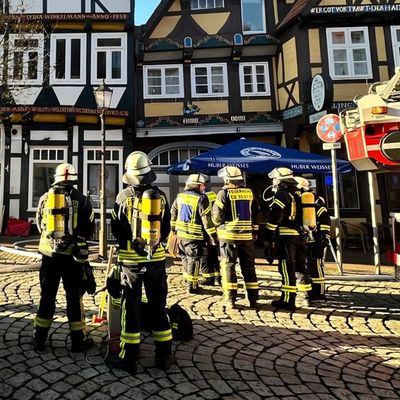 FW Celle: Starke Rauchentwicklung aus Fachwerkhaus in der Celler Altstadt - Feuer in einem Keller am ersten Weihnachtstag!
