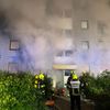 FW Bergheim: ABSCHLUSSMELDUNG: Kellerbrand in Mehrfamilienhaus - Mehrere verletzte Feuerwehrleute und eine verletzte Bewohnerin. Schwierige Brandbekämpfung