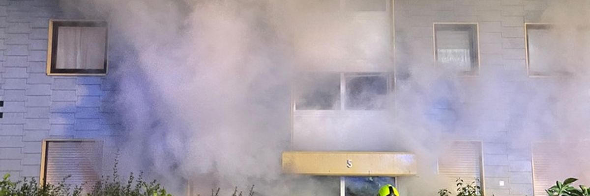 FW Bergheim: ABSCHLUSSMELDUNG: Kellerbrand in Mehrfamilienhaus - Mehrere verletzte Feuerwehrleute und eine verletzte Bewohnerin. Schwierige Brandbekämpfung
