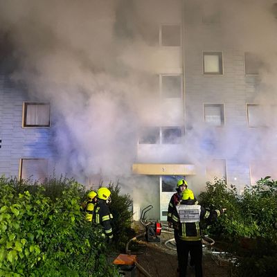 FW Bergheim: ABSCHLUSSMELDUNG: Kellerbrand in Mehrfamilienhaus - Mehrere verletzte Feuerwehrleute und eine verletzte Bewohnerin. Schwierige Brandbekämpfung