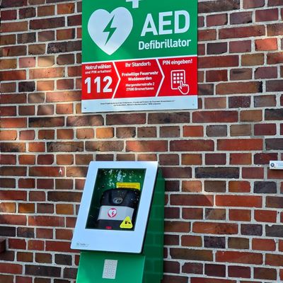 FW Bremerhaven: Öffentlicher AED bei der Freiwilligen Feuerwehr Weddewarden in Betrieb genommen