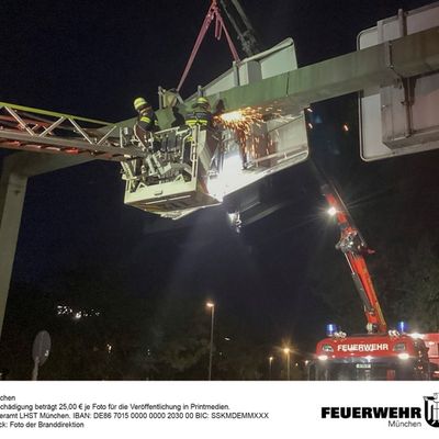FW-M: Feuerwehr rettet Berufsverkehr (Olympiapark)
