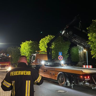 FW-AUR: PKW im Wasser
