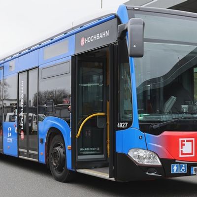 FW-HH: Ein Bus mit klarer Botschaft: Die richtige Nummer im richtigen Moment!